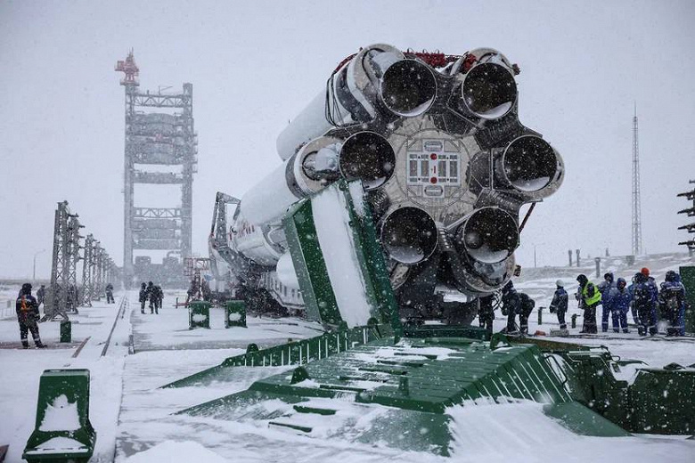 Фото: гигантский «Протон-М» с метеоспутником установлен на стартовой площадке Байконура